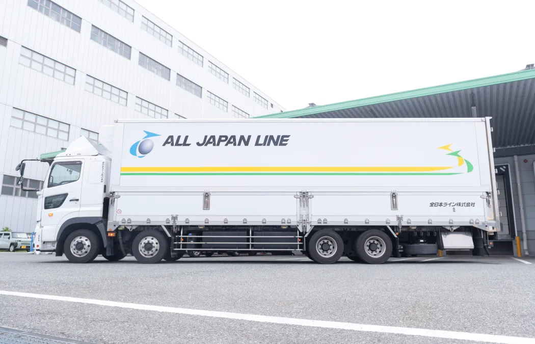 大型ウイング冷凍冷蔵車①